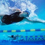 Os 10 melhores melhores maiôs para natação femininos de 2024: Speedo, Nike e muito mais!