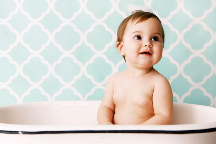 Bebê dentro de banheira