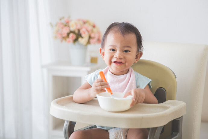 Bebê em cadeira de alimentação 