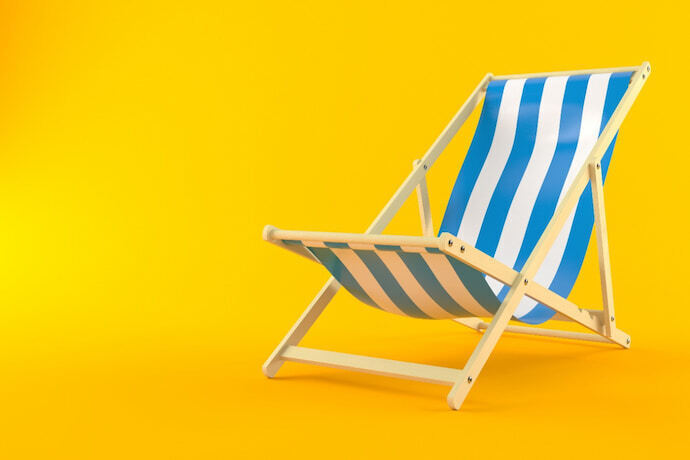 Cadeira de praia em fundo laranja