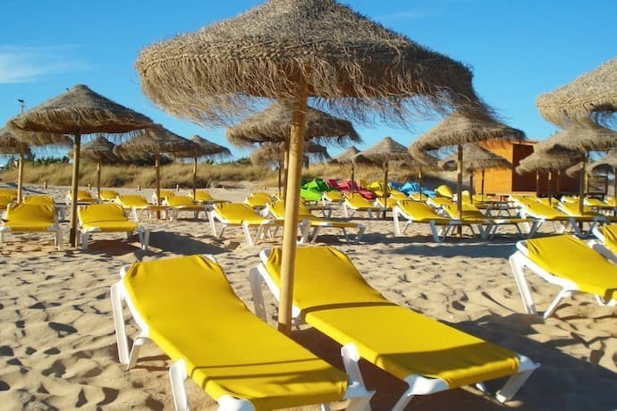 Cadeira de praia reclinável amarela 