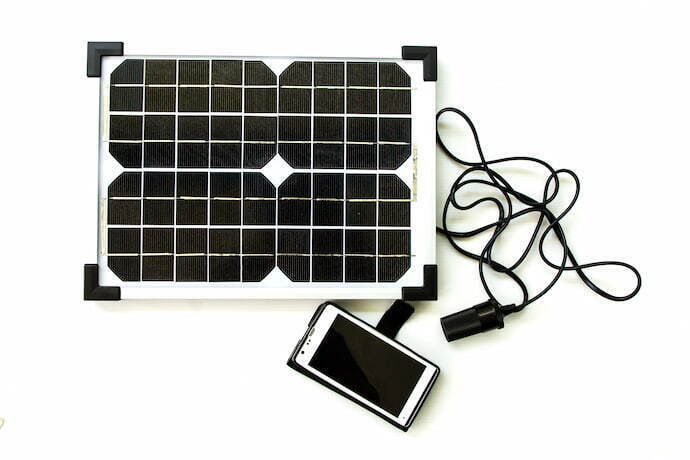 Carregador solar carregando celular