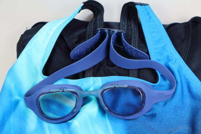 Maiô e óculos para natação