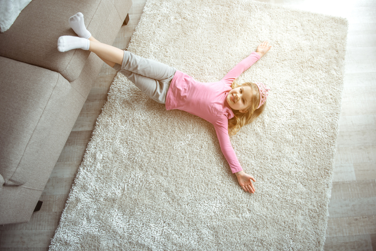 Criança deitada em tapete