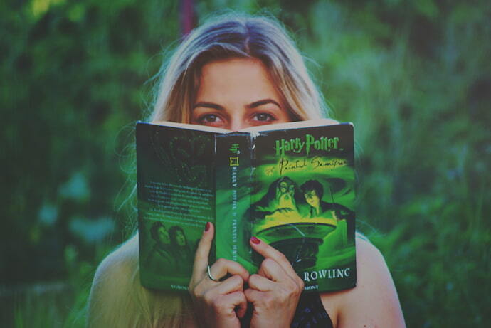 Mulher segurando livro de Harry Potter