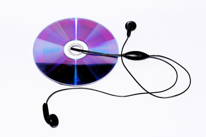 CD com fone de ouvido em fundo branco