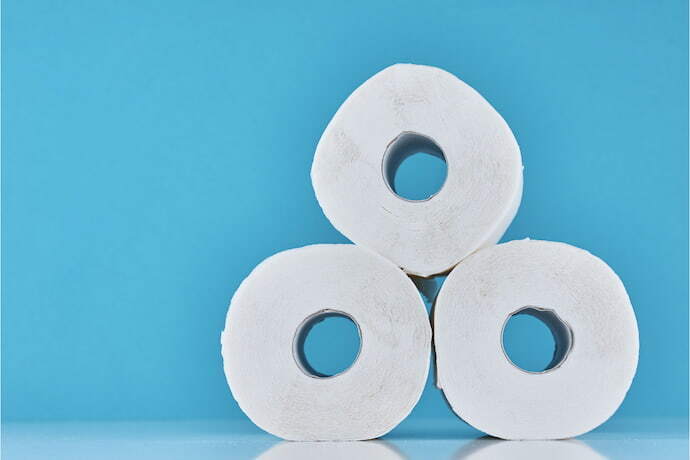 Três rolos de papel higiênico 