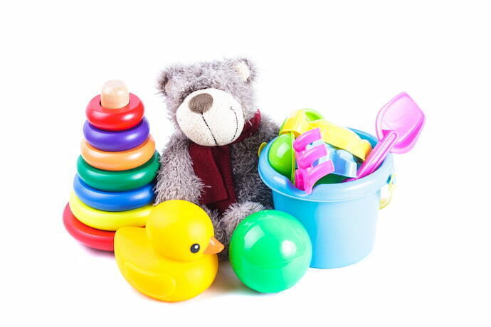 Conjunto de diferentes tipos de brinquedos para bebê de 6 meses.