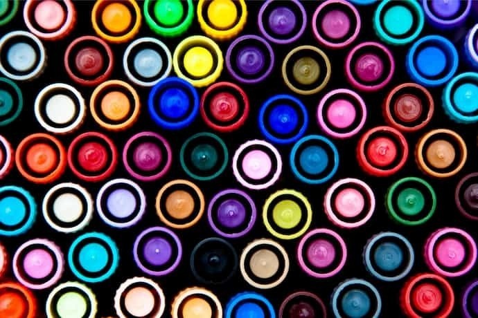 Várias canetas de ponta fina coloridas. 