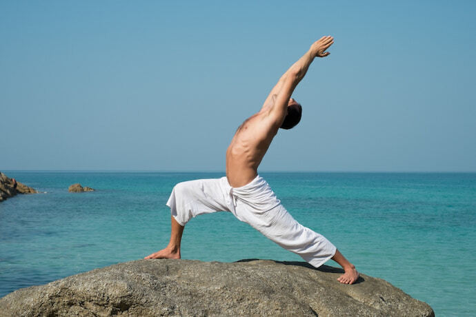 Homem com calça branca de yoga