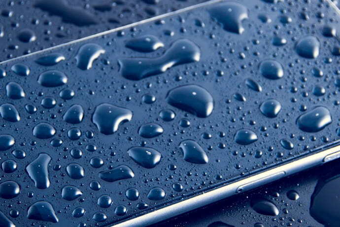 Tela de celular com gotas de água