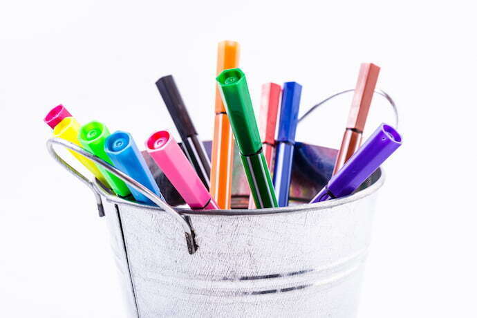 Balde com canetas coloridas