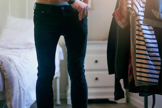 Homem utilizando calça jeans skinny