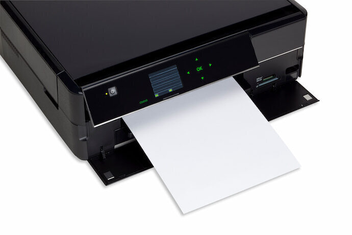 Scanner de mesa preto com folha em fundo branco