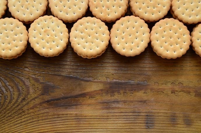 Biscoitos em superfície de madeira