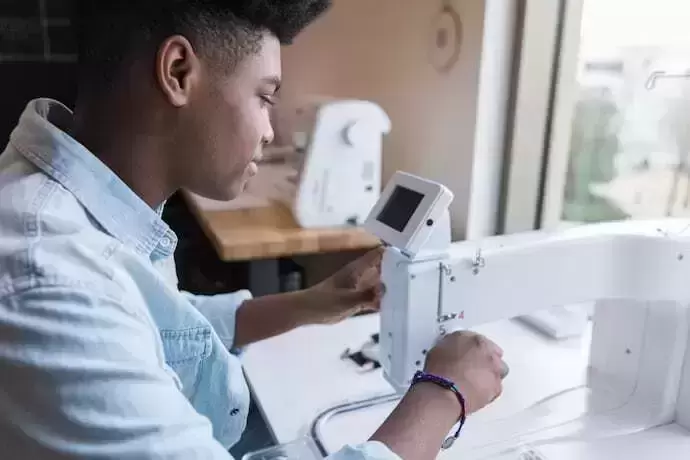 Máquina de costura de perto
