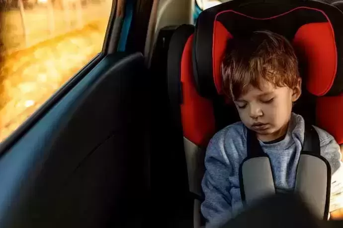 Criança dormindo no carro
