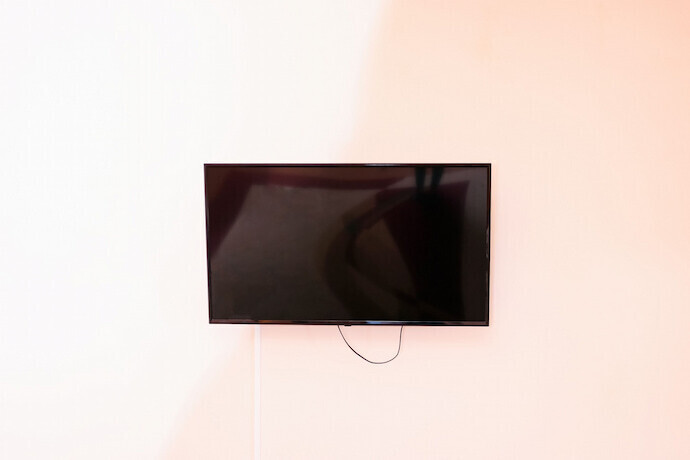Televisão pendurada na parede
