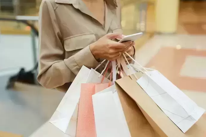 mulher com compras
