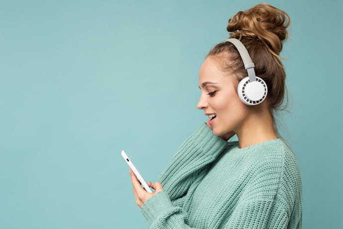 Mulher escutando música em seu celular