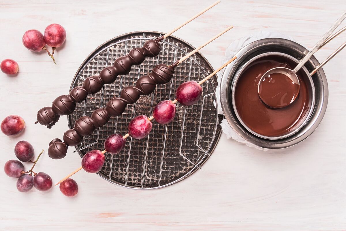 Espetinhos gourmet de uva cobertas com chocolate