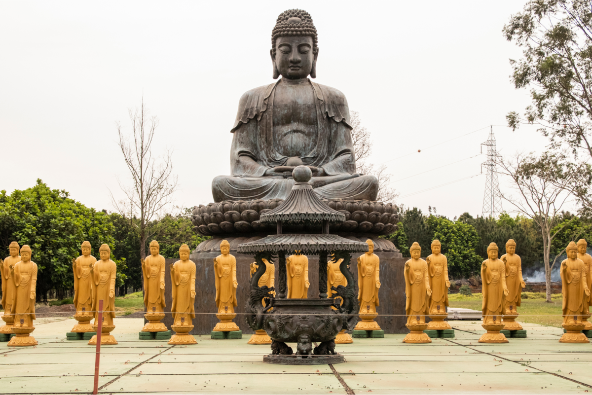 Várias estátuas de Buda com diferentes tamanhos