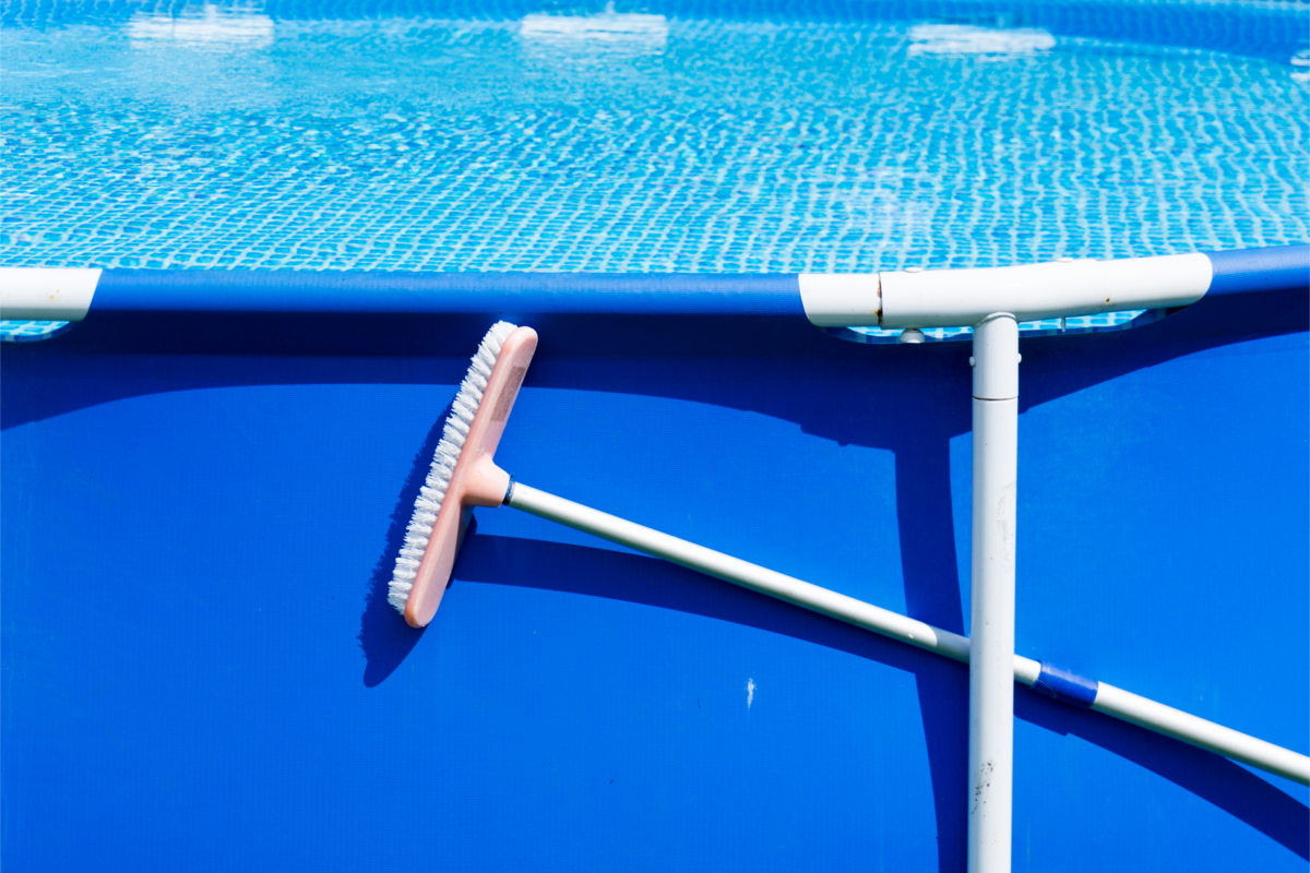 Uma piscina com armação de ferro e um instrumento de limpeza preso no ferro