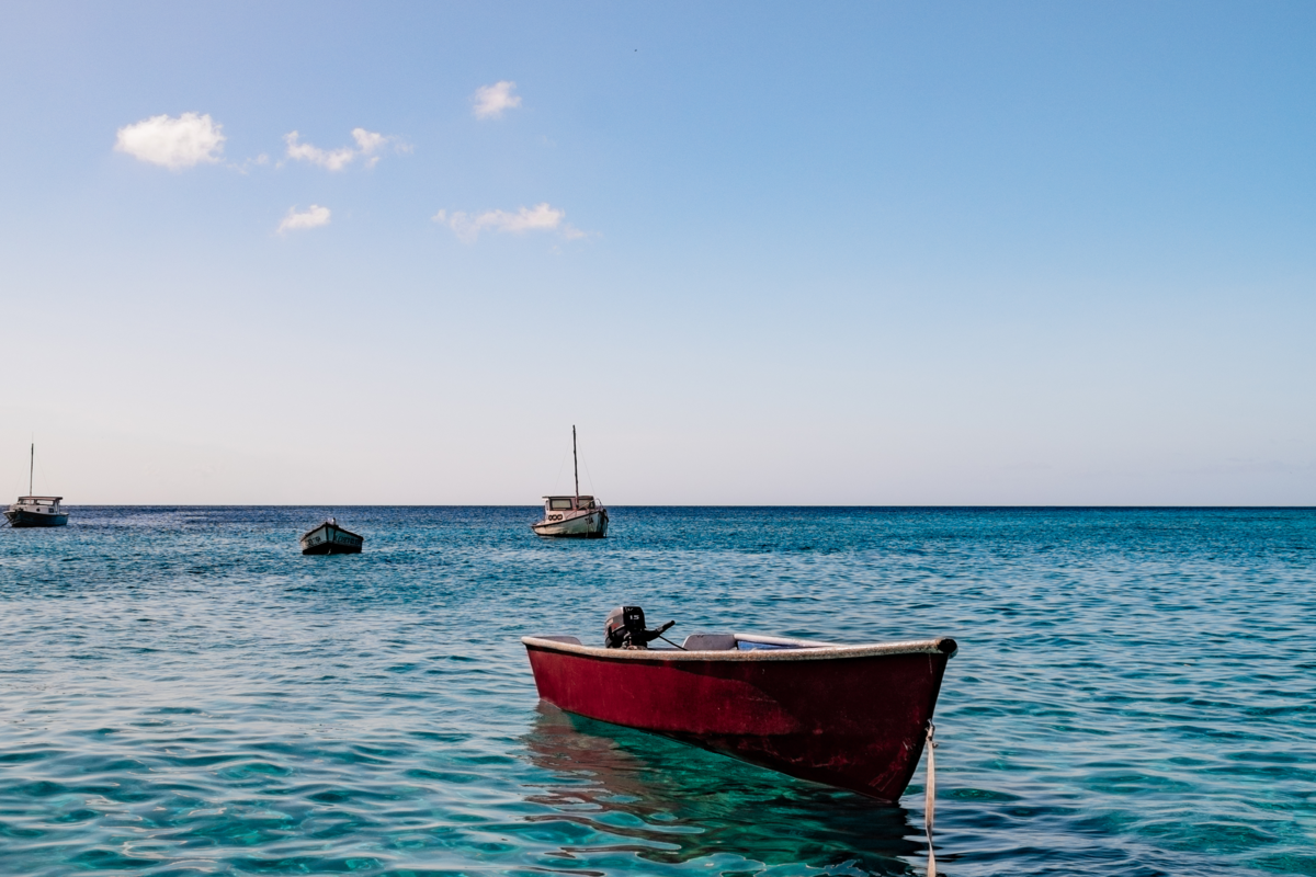 Barco em Playa Piskado, Curaçao
