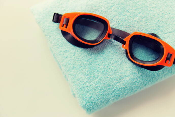 Óculos de natação e toalha