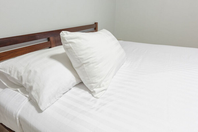 Travesseiros brancos sobre cama 