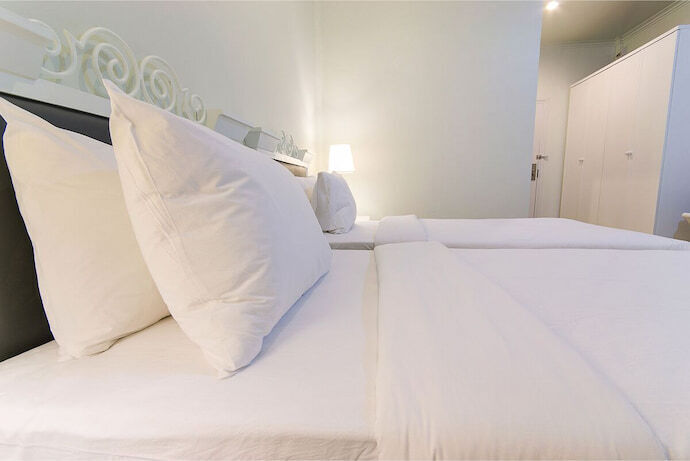 Travesseiros em quarto branco 