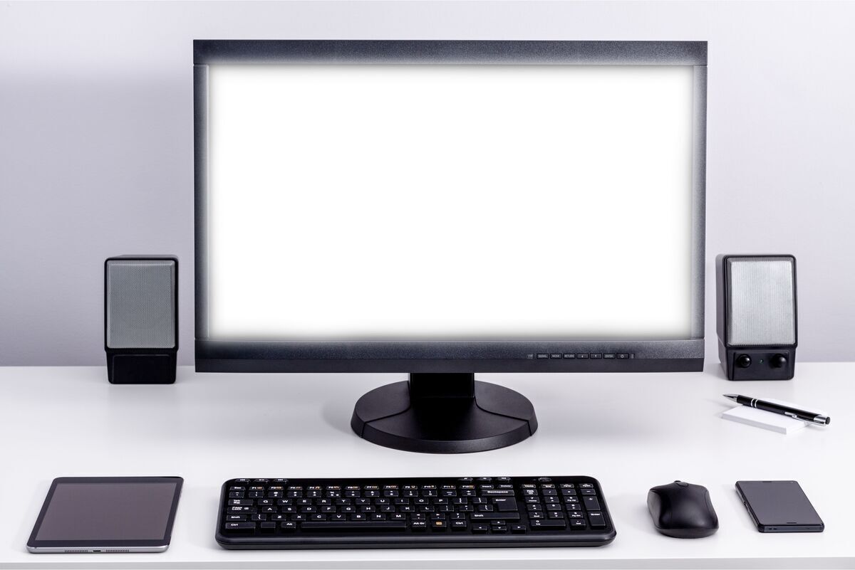 Monitor em escritório com tela branca 