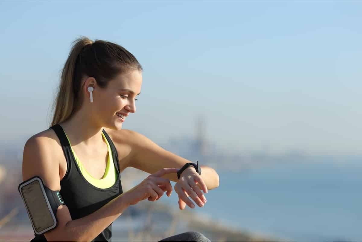 Mulher atleta com smartwatch