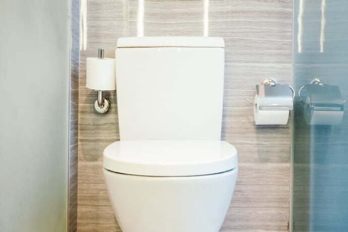 Vaso sanitário com caixa acoplada em banheiro moderno