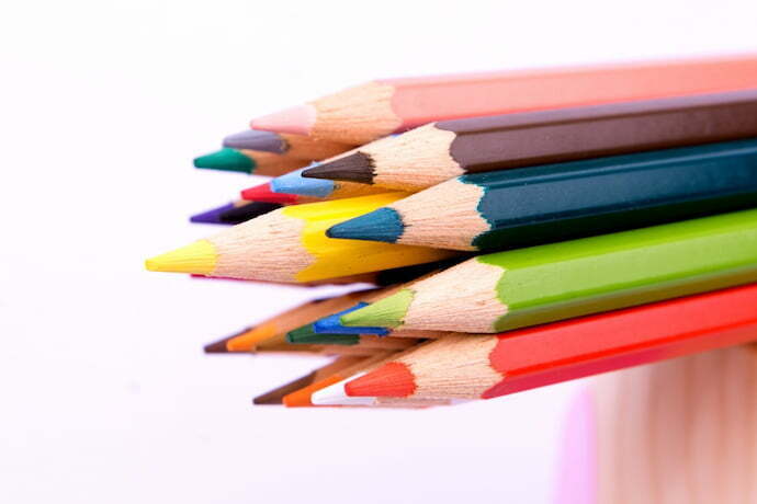 Lápis com cores variadas e fundo branco
