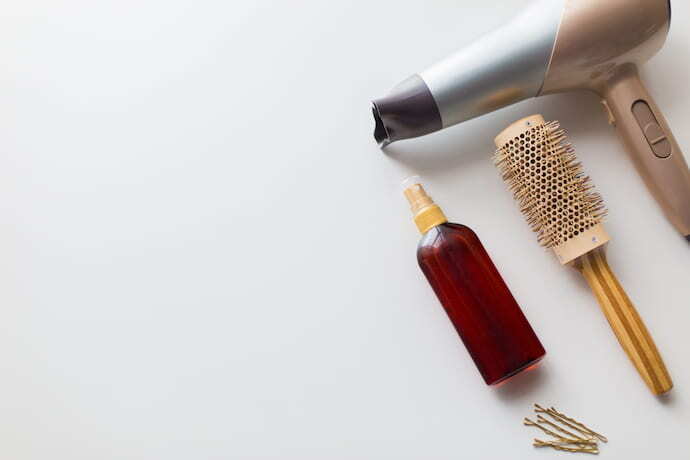 Secador de cabelo e alguns produtos capilares