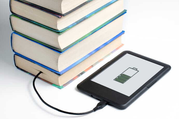E-book e livro conectado por cabo