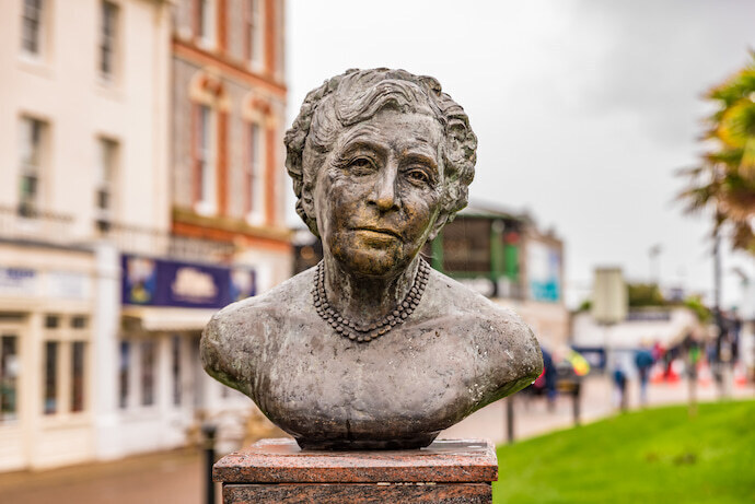 Estátua de Agatha Christie na cidade de Torquay, Reino Unido