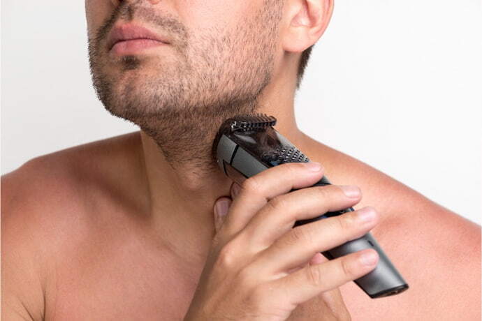 Homem usando uma máquina Shaver na barba