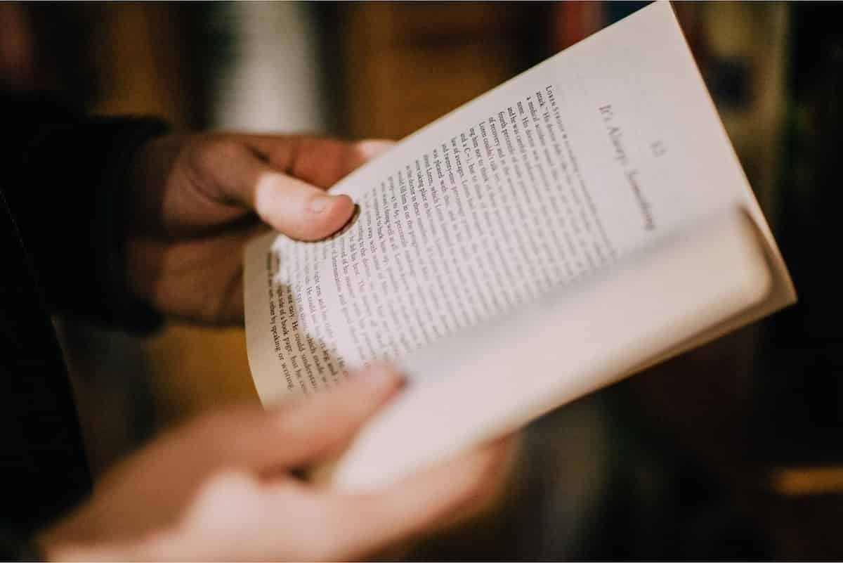 Pessoa lendo livro