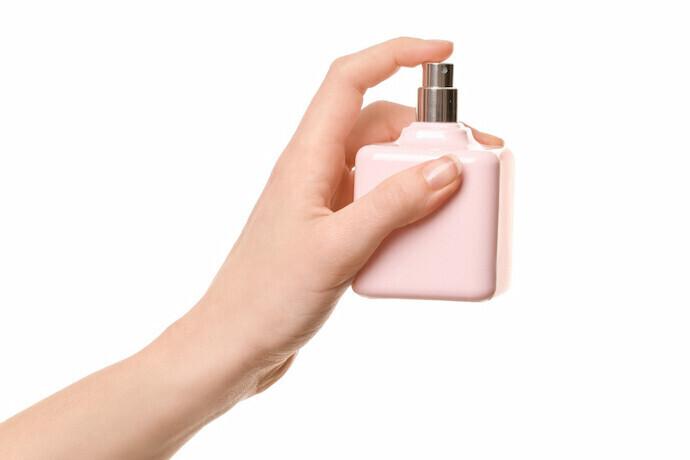Mão Feminina com Perfume em Fundo Branco