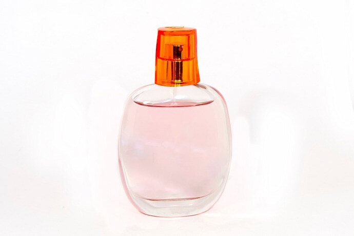 Perfume rosa com tampa laranja