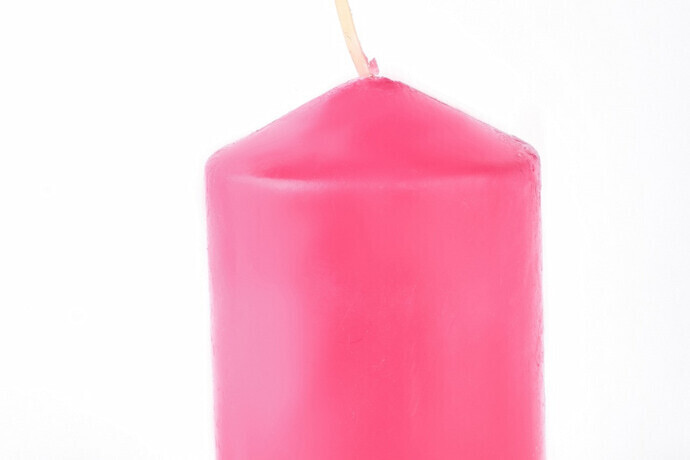 Uma grande vela rosa aromática