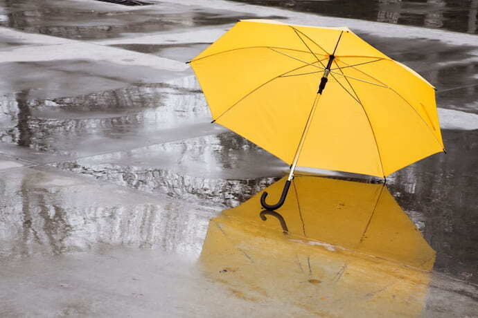 Guarda-chuva no chão