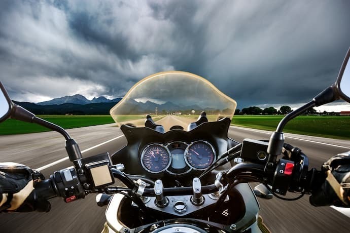Moto em uma estrada chuvosa