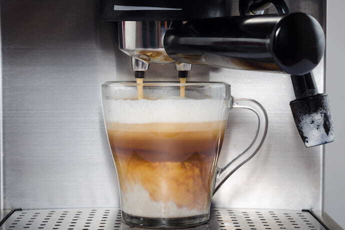 Café sendo preparado em máquina