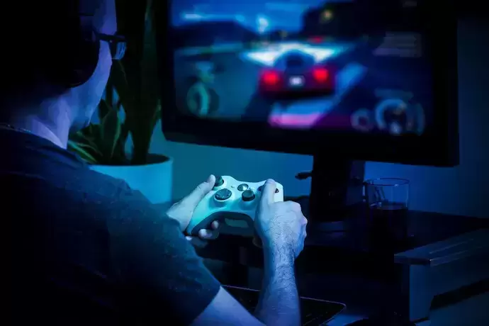Pessoa jogando e monitor gamer