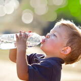 As 10 melhores garrafas de água infantis em 2024: Takeya, Tramontina e muito mais!