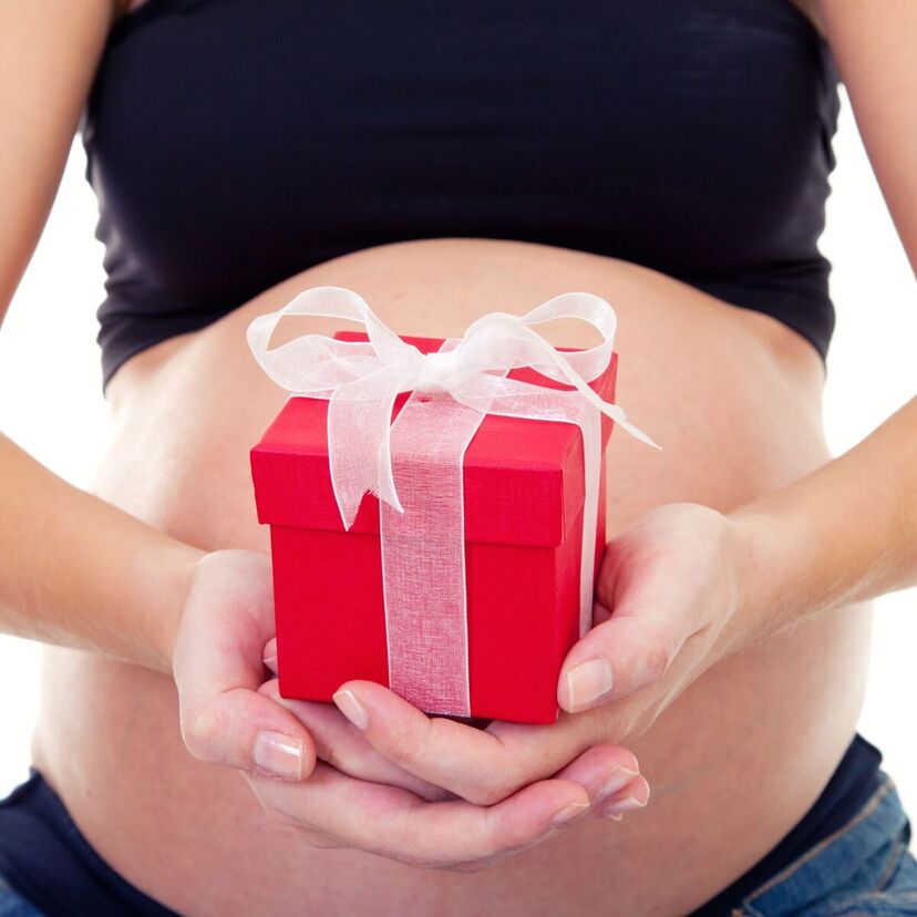 Os 10 melhores presentes para mulheres grávidas em 2022: gel para estrias, almofadas para gestantes e muito mais! 