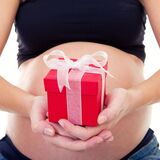 Os 10 melhores presentes para mulheres grávidas em 2023: gel para estrias, almofadas para gestantes e muito mais! 